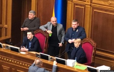 Депутаты охраняют трибуну парламента