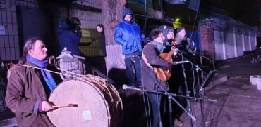 Громада Протасового Яру, яка протистоїть Корбану, організувала концерт під стінами Лук’янівського СІЗО