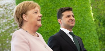Зеленский созвонился с Меркель: говорили о Донбассе и санкциях