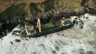 Корабль-призрак выбросило на камни у берегов Ирландии