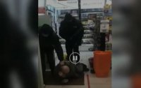 В Житомире охранники избили мужчину, который зашел погреться в магазине