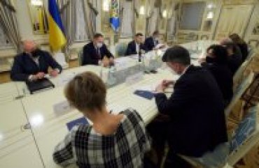 Зеленский обсудил блокировку телеканалов Медведчука с послами стран G7 и ЕС