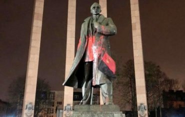 Во Львове памятник Степану Бандере облили краской