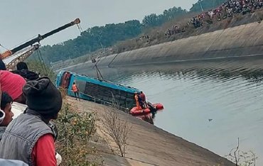 В Индии в канал упал автобус: 40 погибших