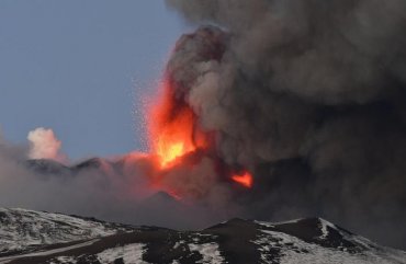 На Сицилии началось извержение крупнейшего в Европе вулкана