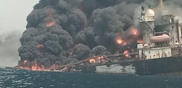 Возле берегов Нигерии взорвалось нефтедобывающее судно. Видео