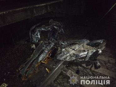 Под Одессой легковушка сбила шлагбаум и влетела под поезд: водитель погиб