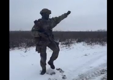 Сеть подорвал танец украинского военного с оружием под хит Уитни Хьюстон
