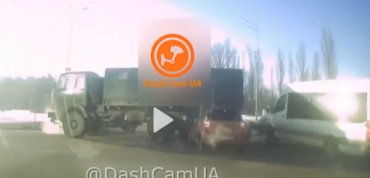 В Киеве военный грузовик протаранил внедорожник и микроавтобус: есть пострадавшие