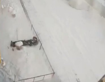 В России женщина выпала с 8 этажа, поднялась в квартиру и вызвала скорую. Видео
