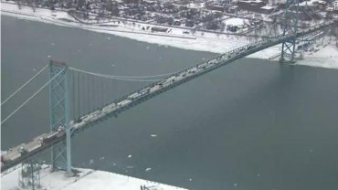Канадские дальнобойщики из “Конвоя свободы” заблокировали мост в США