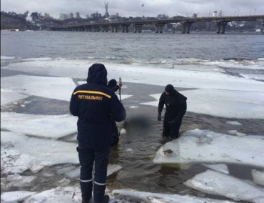 В Киеве из Днепра водолазы достали тело мужчины