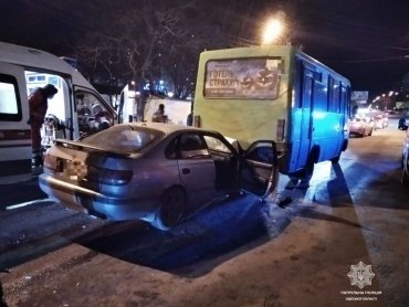 В Одессе легковушка влетела в автобус с пассажирами: есть пострадавшие