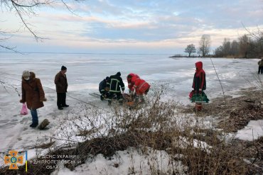 На Днепропетровщине рыбаки провалились под лед: один продержался на воде, другой утонул