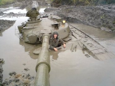 Не доехали до Киева: колонна российских танков застряла в грязи под Ростовом. Видео