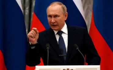 На переговорах с Макроном Путин впадал в длинные монологи о старых обидах