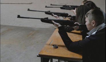 В школах Львова старшеклассников начали обучать стрельбе
