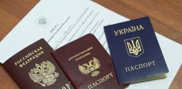 Не нарушает Минских соглашений: в Кремле объяснили раздачу паспортов РФ на Донбассе