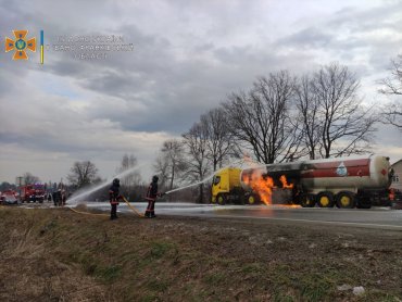 В Ивано-Франковской области второй день тушат автоцистерну с газом: людей эвакуировали