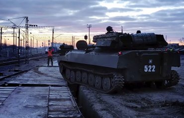 Минобороны РФ сообщило о еще одном эшелоне войск, покинувшем Крым. Видео