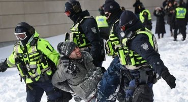 В столице Канады полиция разогнала протестующих из “Конвоя свободы”