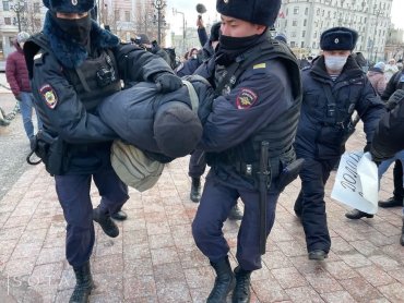 В Москве за одиночный пикет в поддержку Украины задержали 80-летнего активиста. Фото
