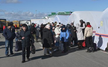 Эвакуированные из “ЛДНР” беженцы возвращаются домой: в России никто не кормит и не расселяет