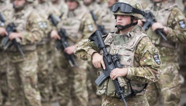 Будем защищать каждый дюйм территории НАТО: Байден усиливает войсками страны Балтии