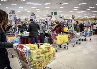 «Сильпо» и АТБ просят украинцев не паниковать: продуктов достаточно, логистика работает