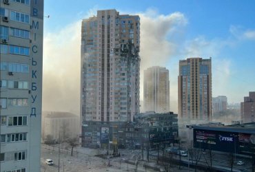 Российская ракета попала в многоэтажку на Жулянах: разрушены несколько этажей