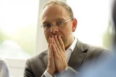 Лишенный депутатского мандата Сергей Власенко исчез