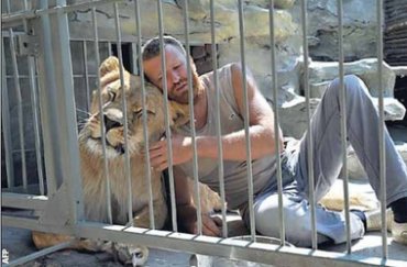 Житель Запорожья намерен прожить год в вольере со львами