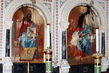 Суд запретил вандалу, облившему краской иконы в храме Христа Спасителя, год посещать церкви