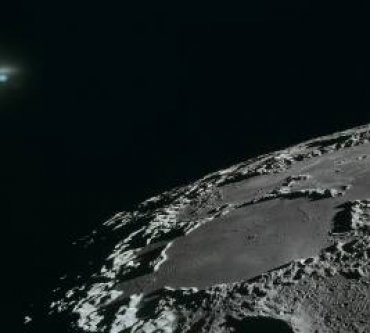 Загадочное синее свечение над поверхностью Луны