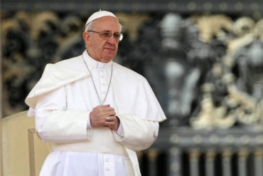 Папа Франциск украл крест у лежащего в гробу священника
