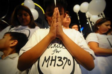 В Малайзии представители религий объединились в молитве об исчезнувшем самолете