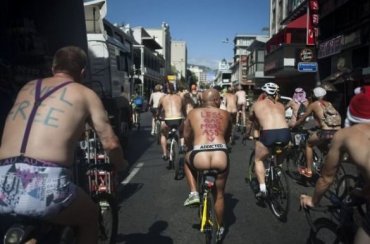В Австралии нудисты устроили велопробег