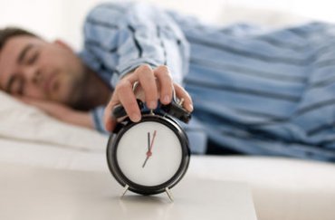Ежедневный получасовой недосып вызывает ожирение – ученые