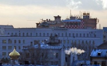 Над центром Москвы кружат вертолеты кремлевской спецсвязи