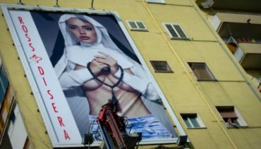 Папу Франциска в Неаполе встретил билборд с полуголой монашкой