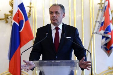 Президент Словакии отказался ехать к Путину на 9 мая