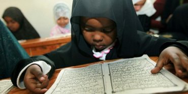 В Индонезии власти запретили школьный учебник, содержавший призыв убивать «неверных»