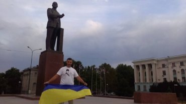 Жителя Симферополя оштрафовали за фото с украинским флагом