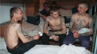В российской тюрьме зеков награждают за войну в Украине