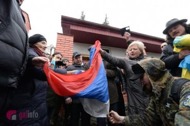 Нардеп Парасюк сорвал флаг со здания консульства РФ во Львове
