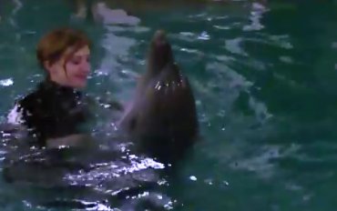 Поклонская снимает стресс, плавая с дельфинами
