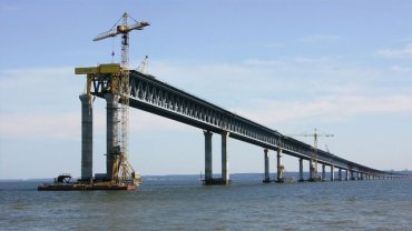 Гражданское судно протаранило опору Керченского моста