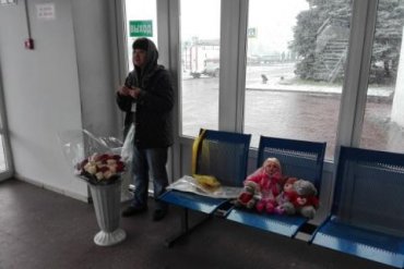 В ростовском аэропорту из-за трагедии подорожали цветы и игрушки