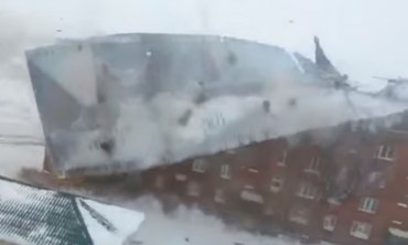 Страшный ветер срывает в России крыши