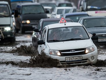 В Омске пассажиры вынуждены вытаскивать «свои» автобусы из ям на дорогах